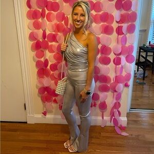 Norma Kamala silver set. Diana bra and spat leggings. Small top and XS leggings.